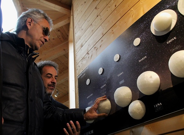 Andrea Bocelli nel 2016 all' inaugurazione del percorso multi–sensoriale (tattile e uditivo) Percorso multi–sensoriale (tattile e uditivo) per persone non vedenti