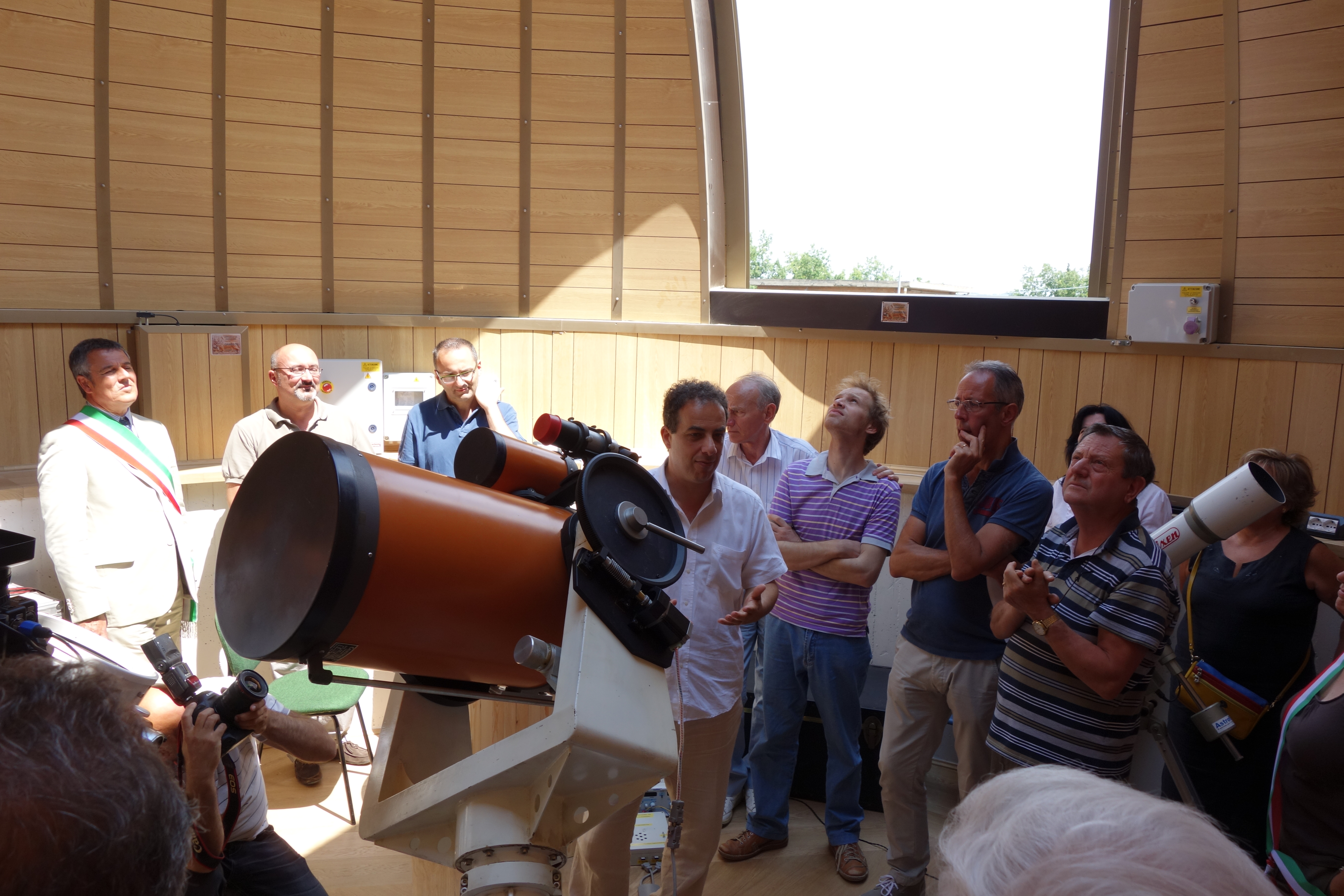 Emanuele Pace e altre cariche istituzionali presenta la cupola da 7 metri dell' osservatorio