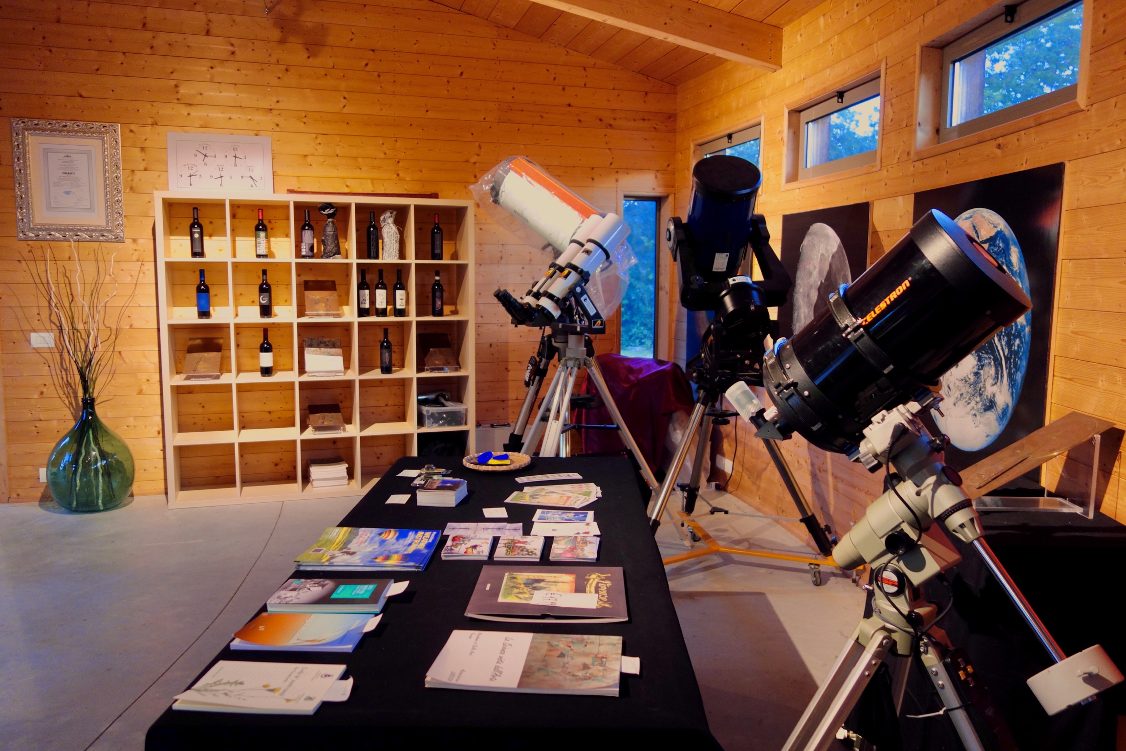 Sala accoglienza con telescopi degli astrofili