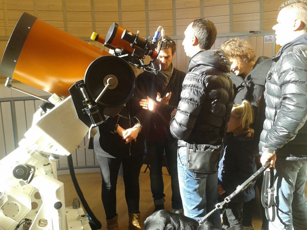 Damiano Trisciani in una visita per non vedenti