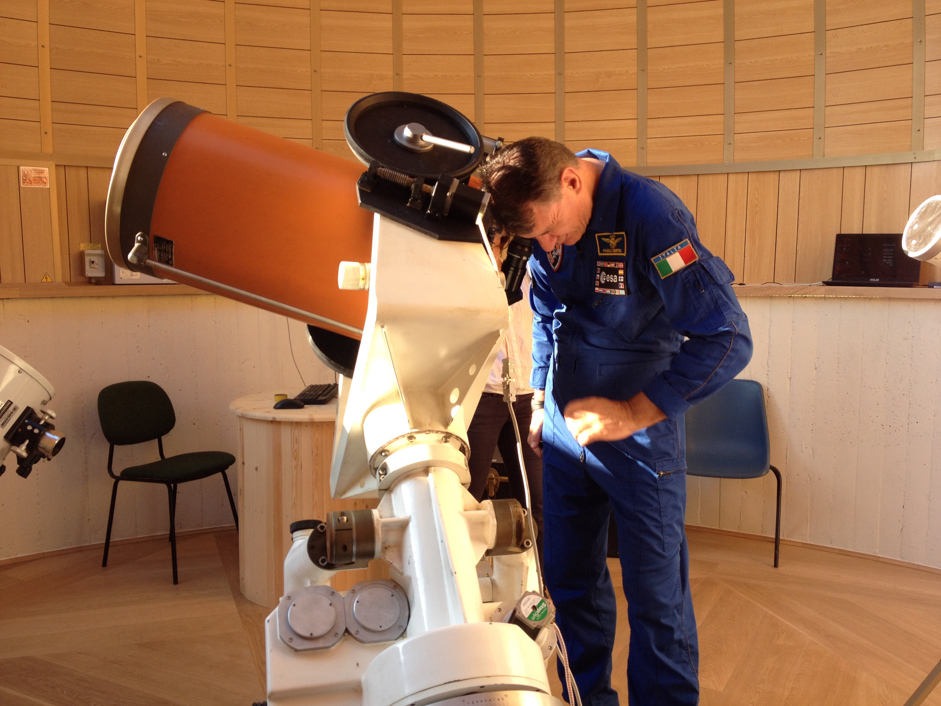 Paolo Nespoli guarda attraverso un telescopio Celestron C14