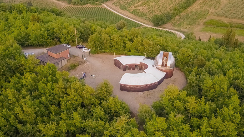Vista dall'alto con il drone dell' osservatorio e del parco botanico